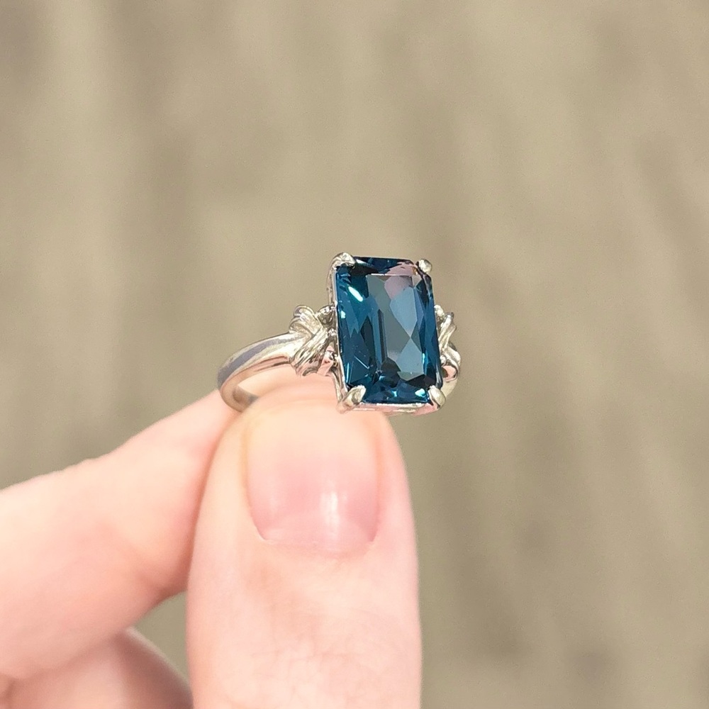 10K London Blue Topaz large 12x8mm Radiant rectangular cut white gold ring - Picture 5 of 10